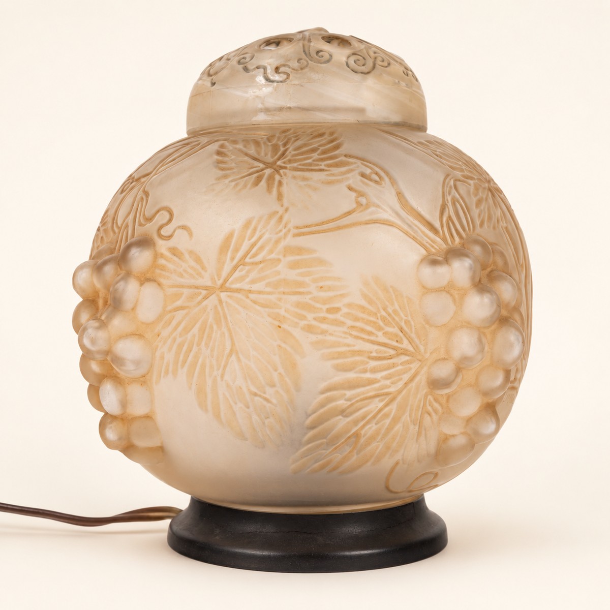 1921 - René LALIQUE , Veilleuse-Brûle parfum « Raisins ».