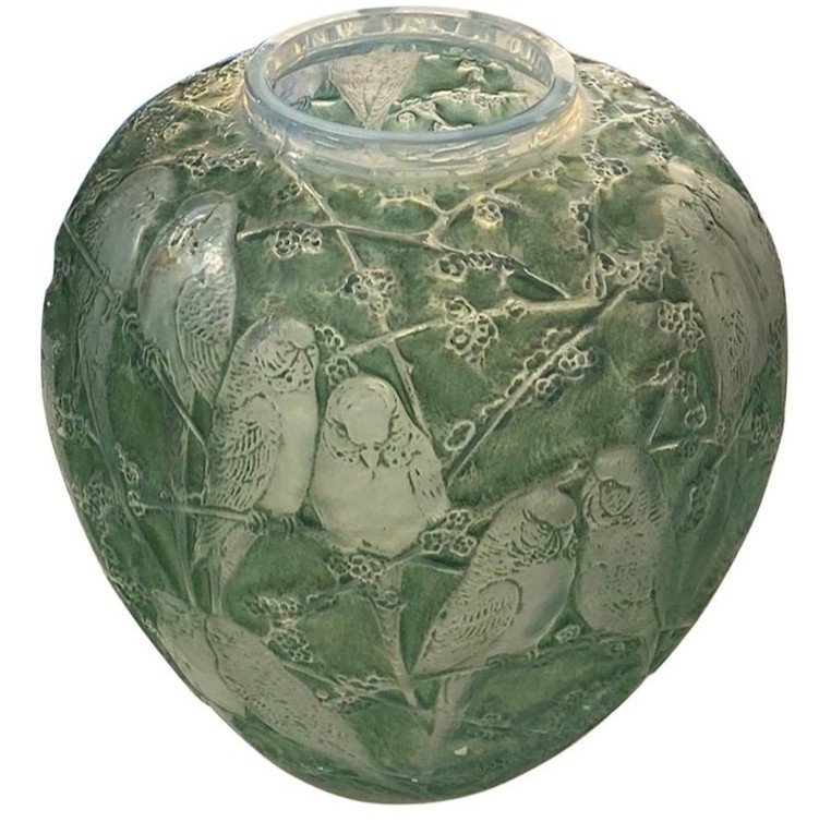 René Lalique (1860-1945) Vase "Perruches" Patiné Vert