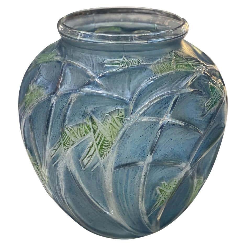 René Lalique (1860-1945) Vase modèle  "Sauterelles"