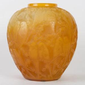 René Lalique ,1919 ,vase "perruches" Butterscotch.