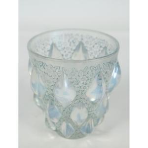 1927. René LALIQUE. Vase Modèle « Rampillon »