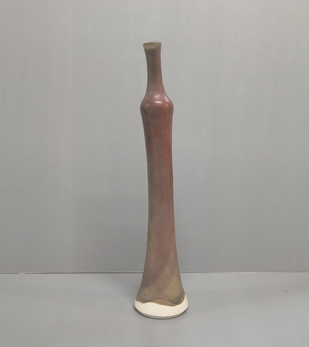 Michel Moglia - Bouteille dégingandée en porcelaine émaillée rouge violine-photo-4