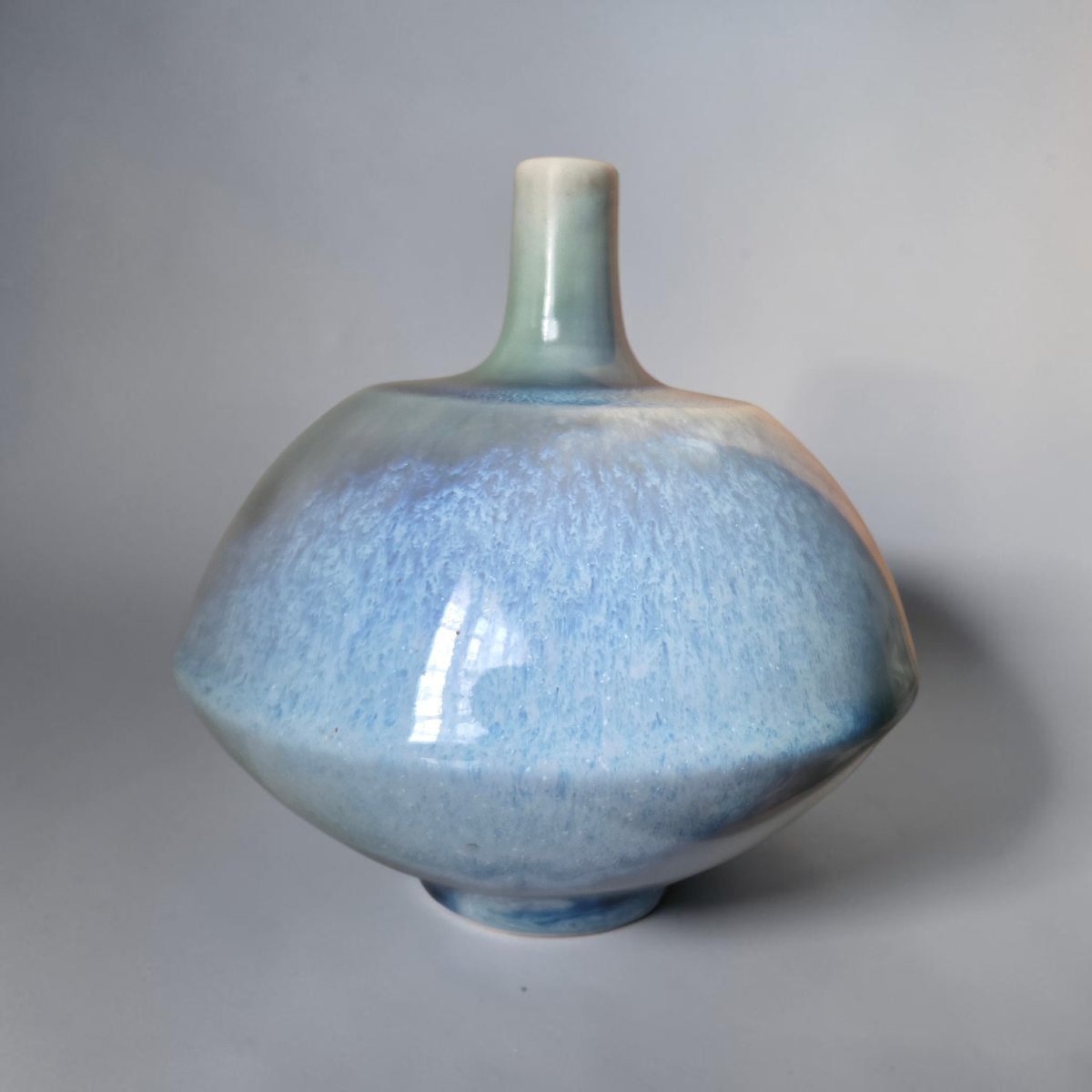 Pierre Devie - Porcelaine à couverte bleu clair de lune sur céladon