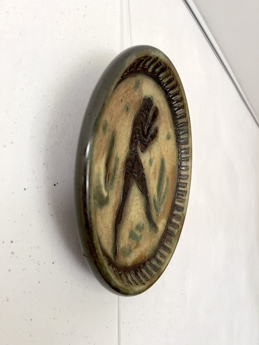 Roger GUERIN (1896-1954) Plat au boxeur en céramique émaillé.-photo-2