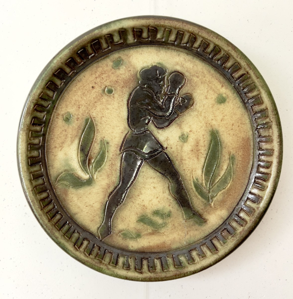 Roger GUERIN (1896-1954) Plat au boxeur en céramique émaillé.