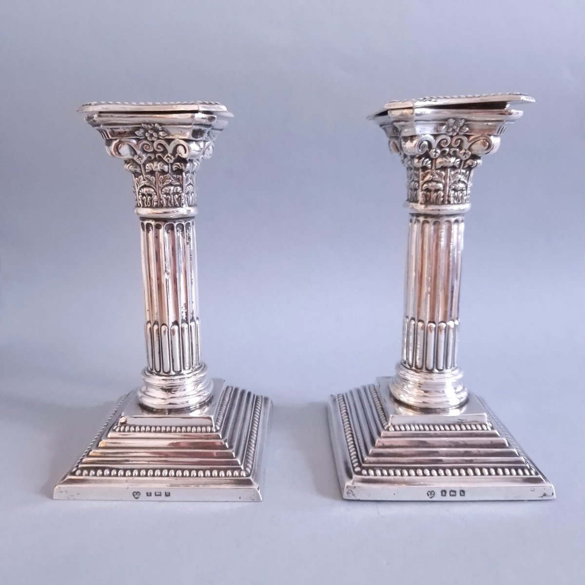 Paire de bougeoirs en argent massif