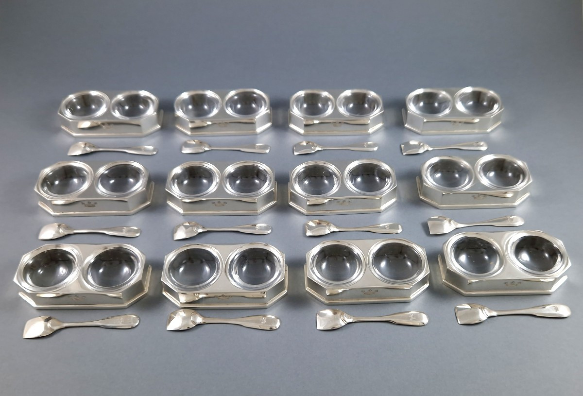 12 salières poivrières en argent massif