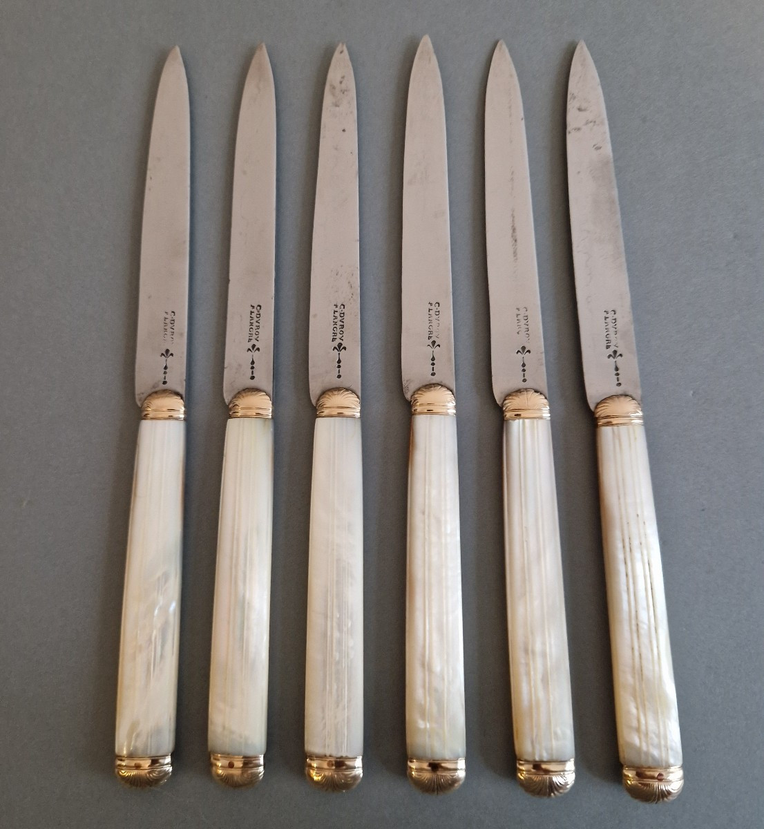 Six couteaux du 18ème siècle en or, nacre et acier de Langres