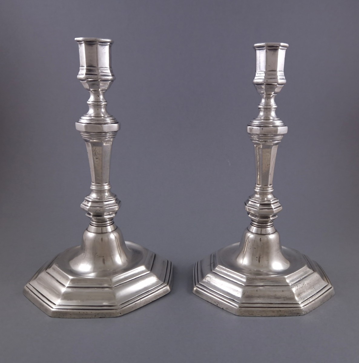 Trévoux - Paire de bougeoirs en argent massif du 18ème siècle