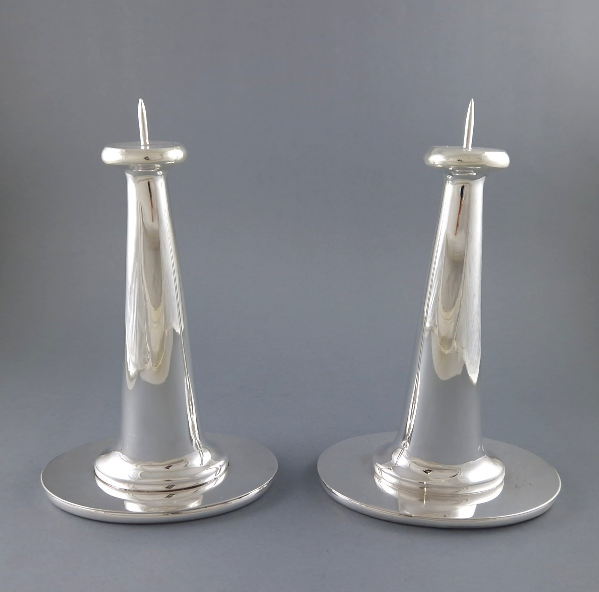 Paire de bougeoirs en argent massif