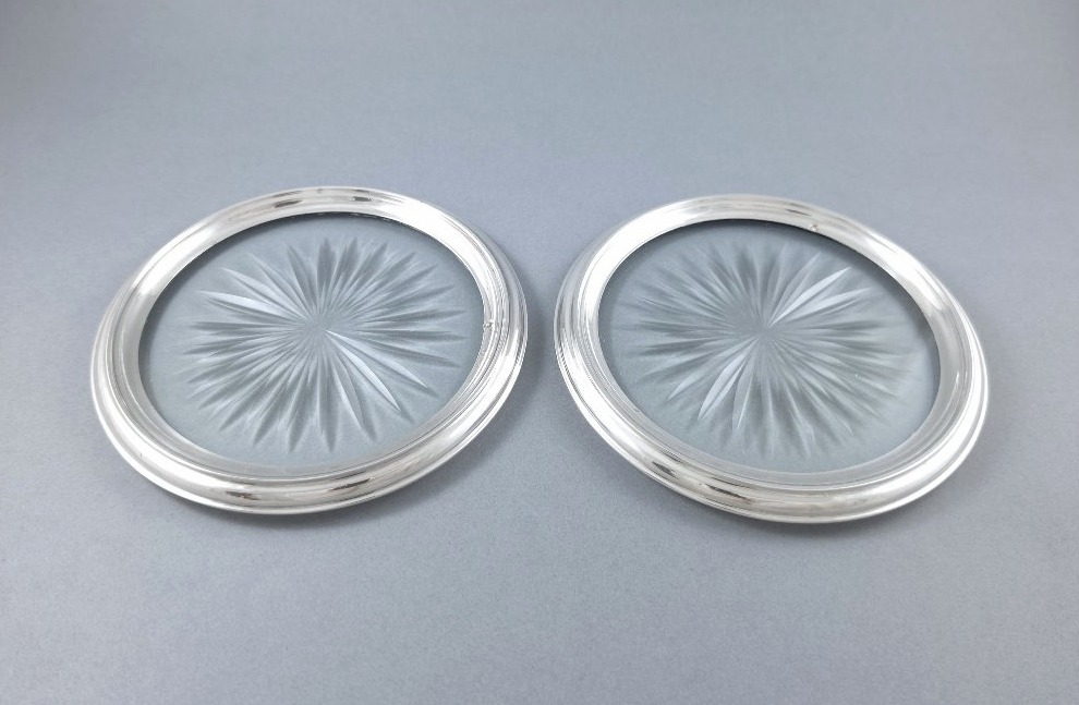 Paire de dessous de bouteille en verre et argent massif