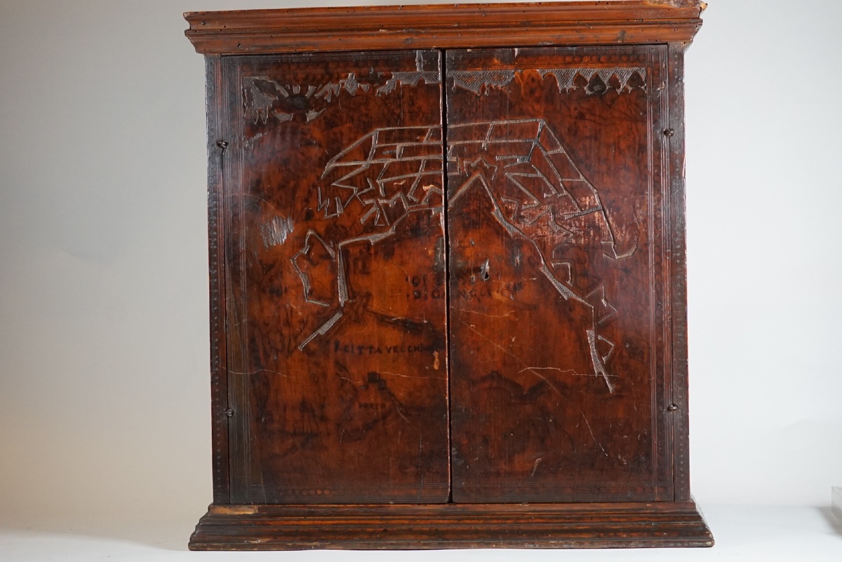 Rare Venetian Money Box Made Of Cedar Wood Featuring A Map Of The City Of Candia And Secrets – 17th Century (ca.