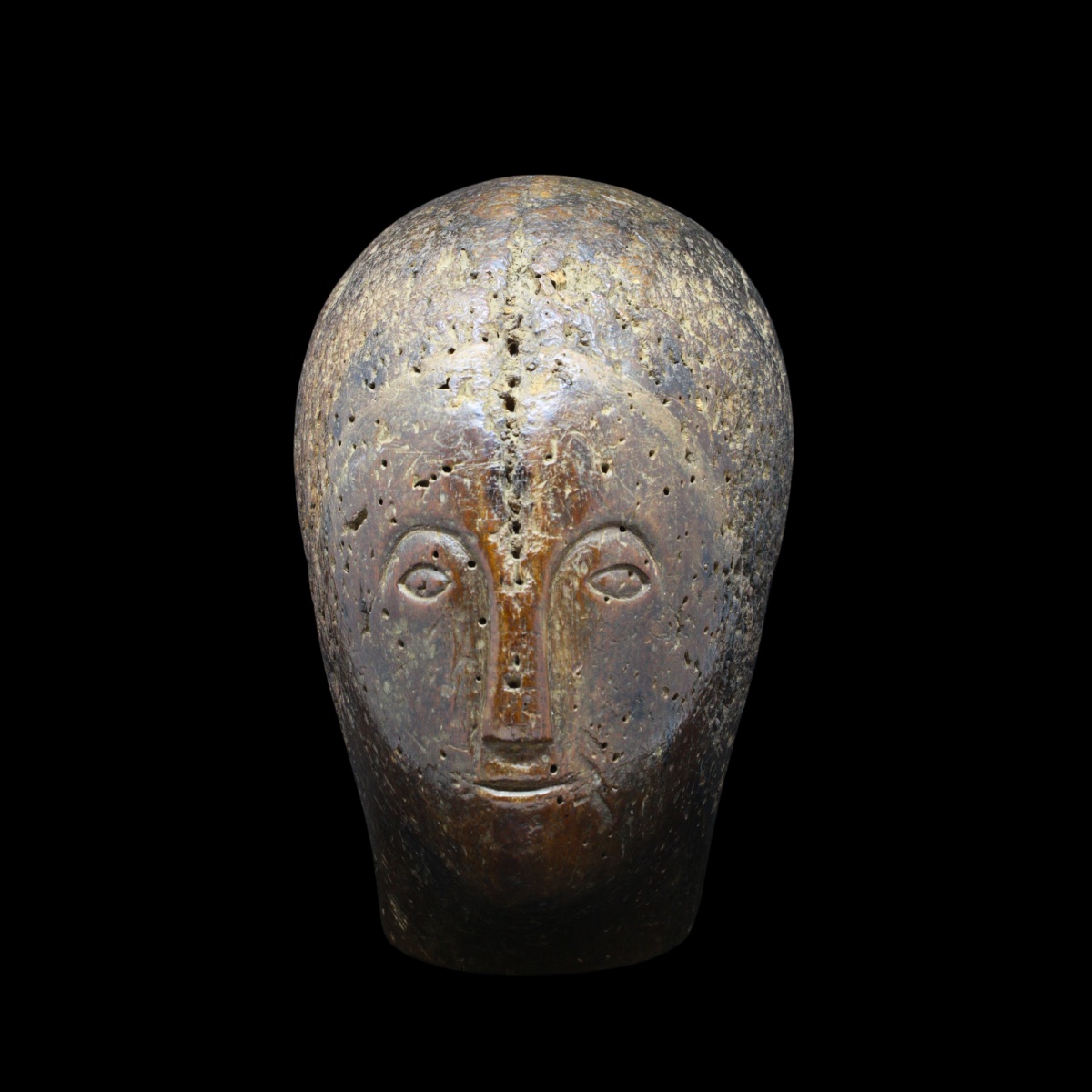 Rare tête présentoir pour casque en bois sculpté - Art Médiéval (XIIIe - XIVe siècle)