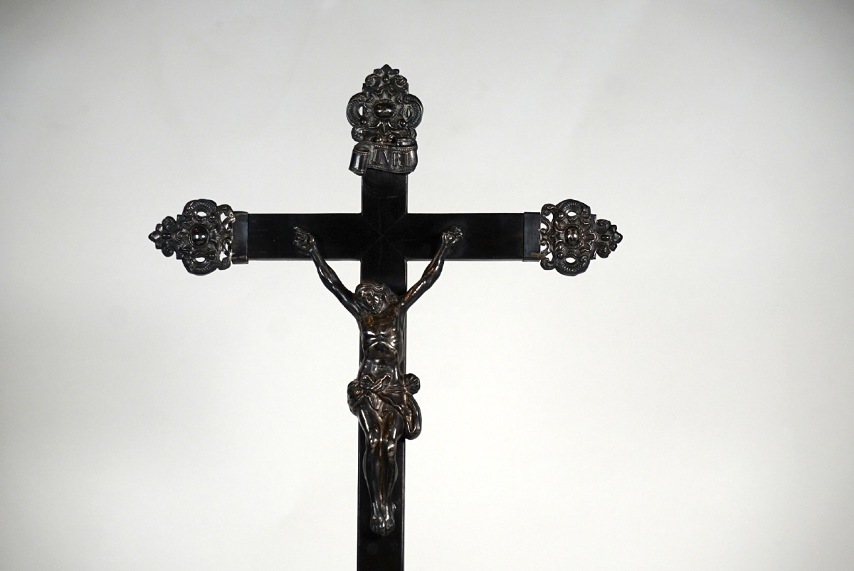 Rare Crucifix Monumental d'Autel (XVIIIe-XIXe Siècle) – Bois Ébénisé et Métal Ciselé – -photo-2