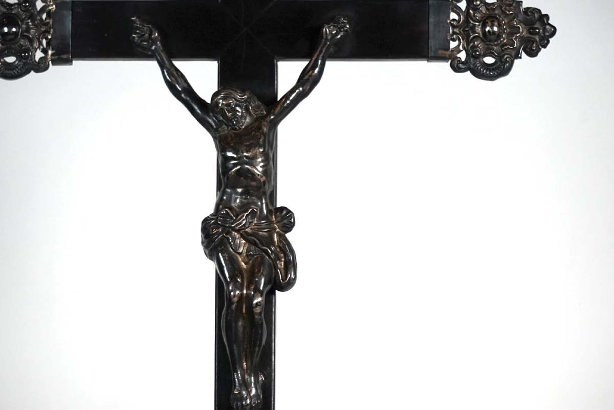 Rare Crucifix Monumental d'Autel (XVIIIe-XIXe Siècle) – Bois Ébénisé et Métal Ciselé – -photo-3