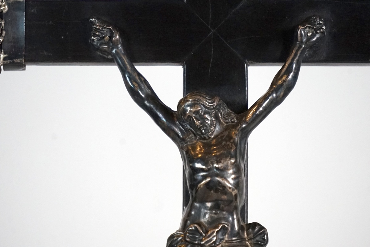 Rare Crucifix Monumental d'Autel (XVIIIe-XIXe Siècle) – Bois Ébénisé et Métal Ciselé – -photo-4