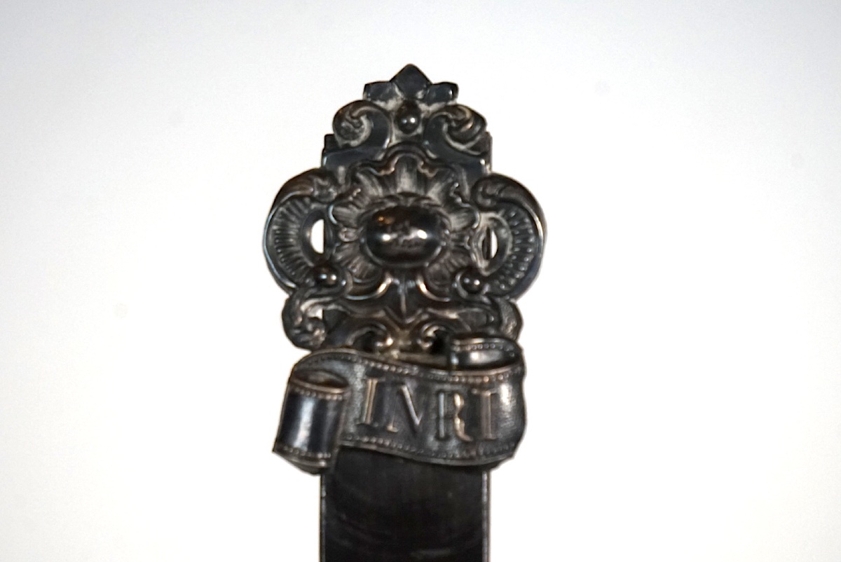Rare Crucifix Monumental d'Autel (XVIIIe-XIXe Siècle) – Bois Ébénisé et Métal Ciselé – -photo-2