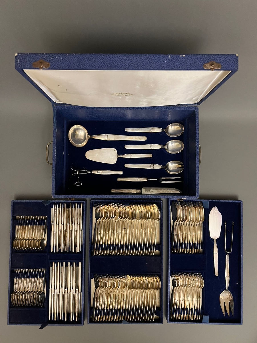 Ménagère 12 personnes 158 pièces en métal argenté. 
