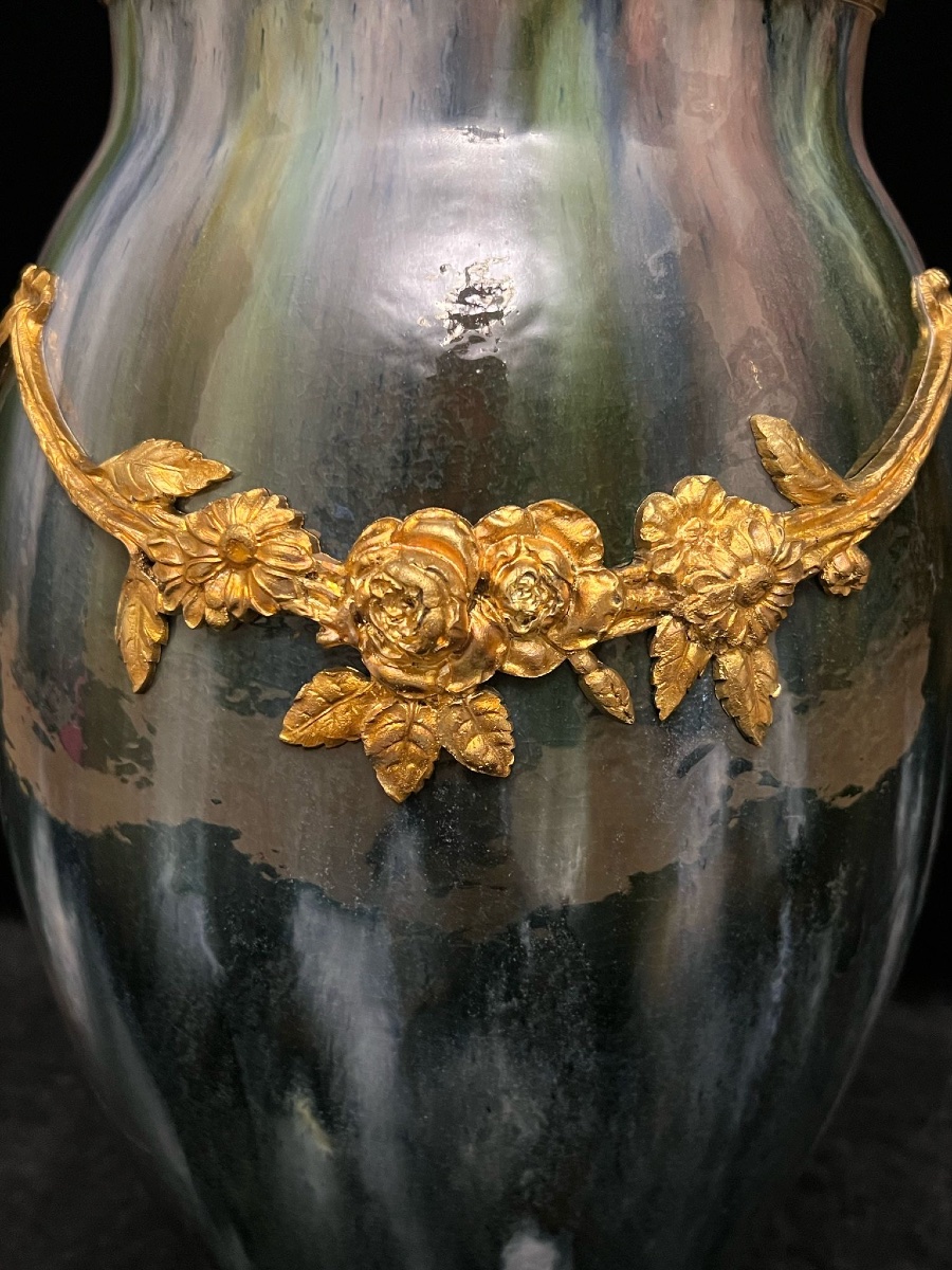 Vase en porcelaine avec de decoration en bronze-photo-3