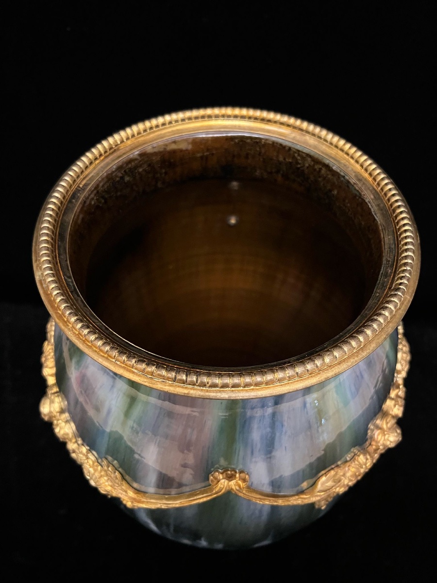 Vase en porcelaine avec de decoration en bronze-photo-1