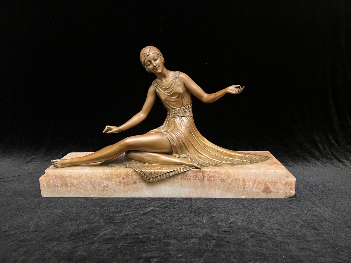 Art Deco sculpture de femme  en bronze