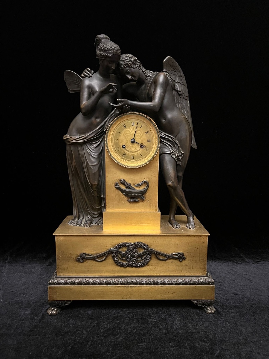 Une grande pendule Empire en bronze avec Psyché et Amour 