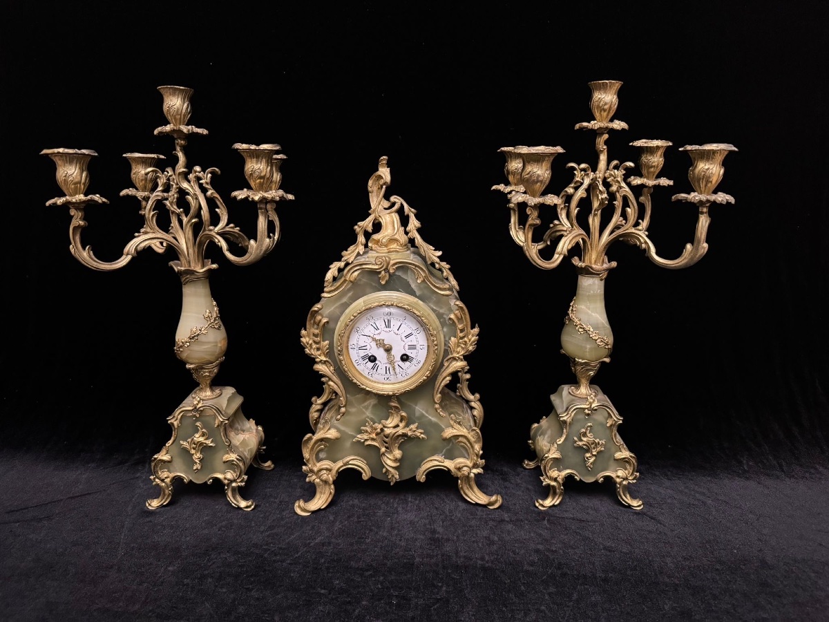 Pendule de cheminée avec des chandeliers, onyx