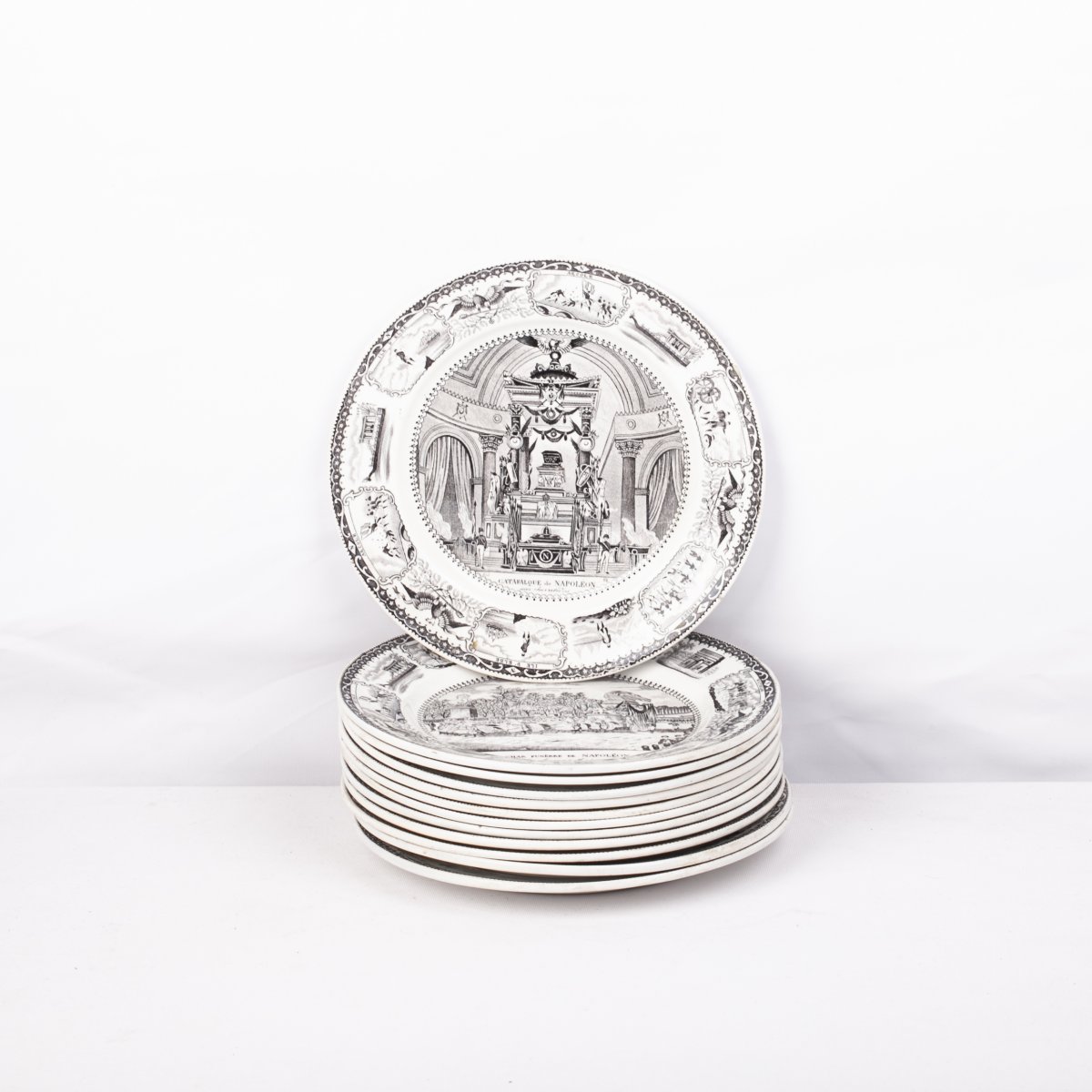 Assiettes à Céramique Napoléoniennes Mortes Gien Peintes en France, 19ème Siècle, Set de 12
