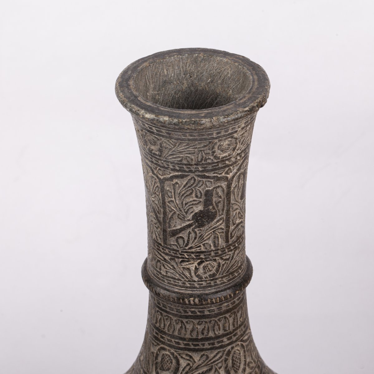 Une Paire De Vases Perses En Pierre Sculptées-photo-2
