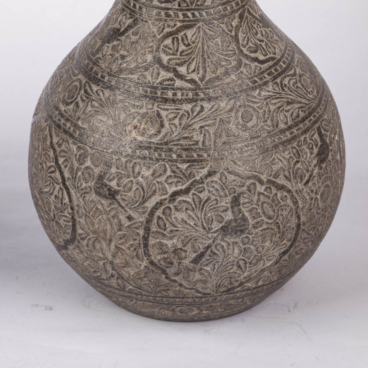 Une Paire De Vases Perses En Pierre Sculptées-photo-3
