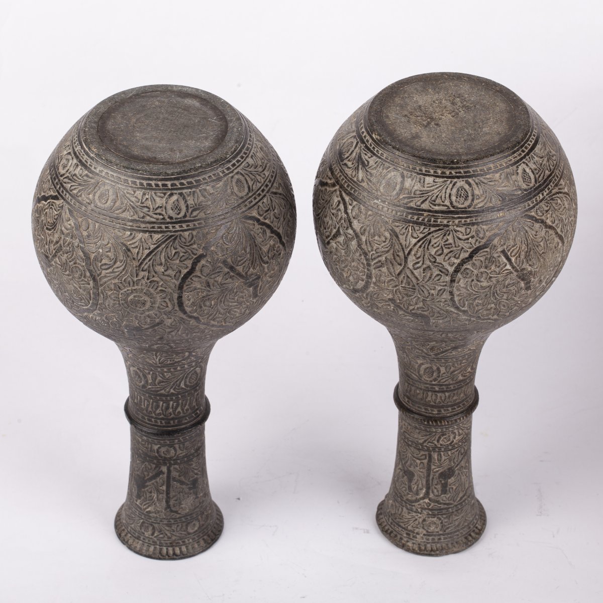 Une Paire De Vases Perses En Pierre Sculptées-photo-4