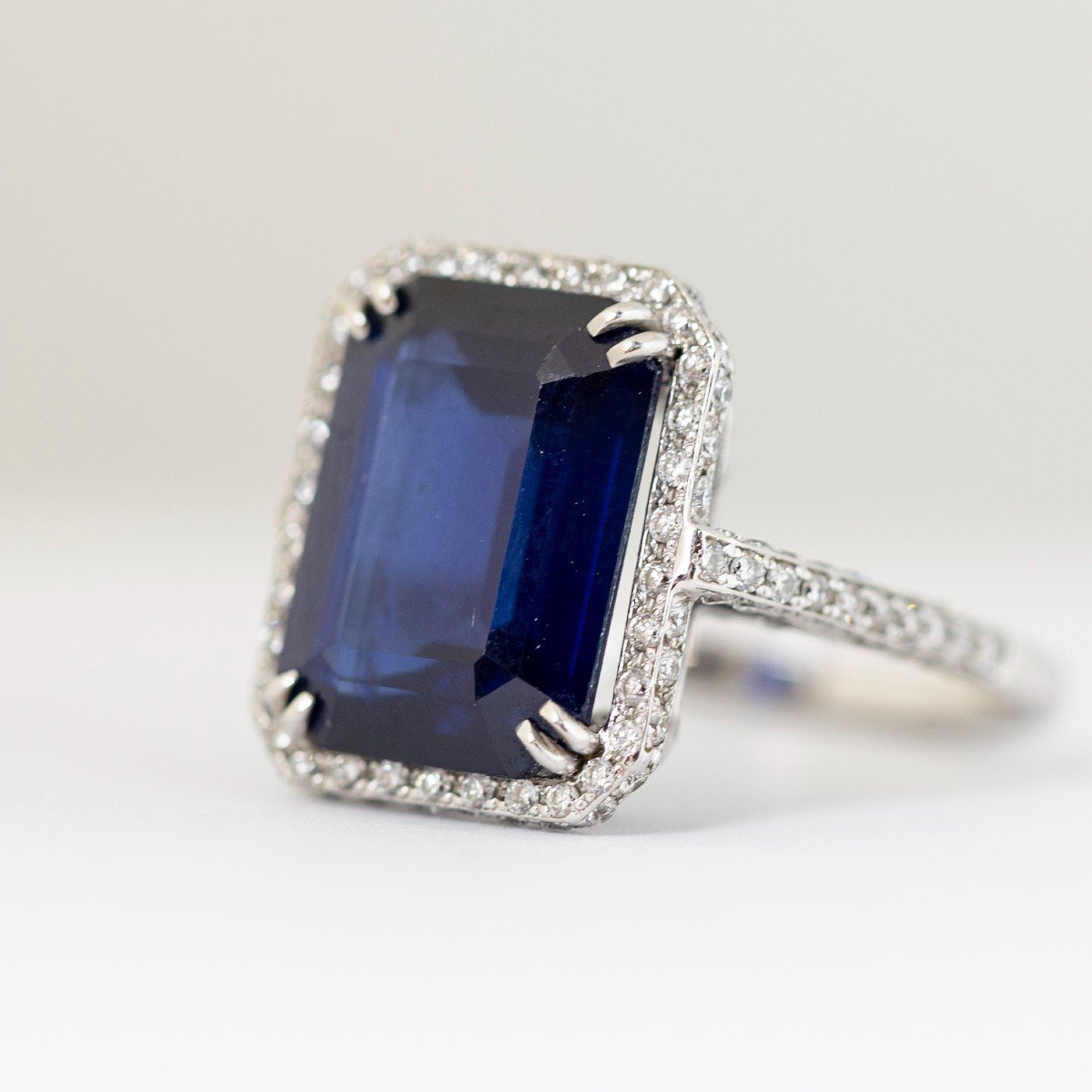 Gold Ring  With A 7.76 Ct Unheated Sapphire