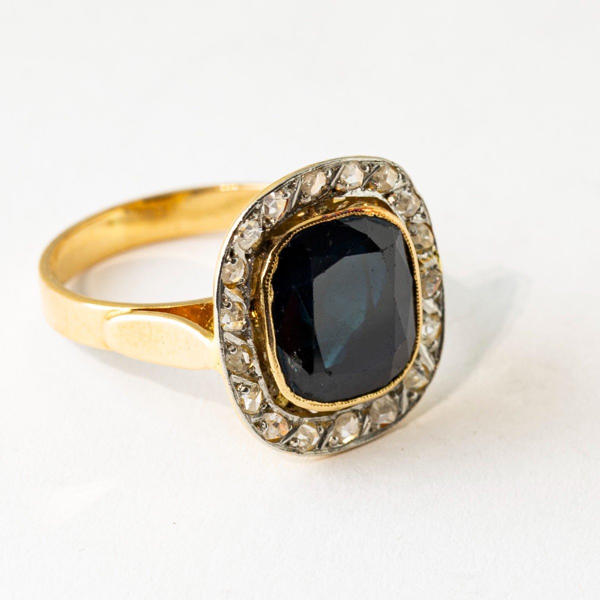 Gold Ring  With A 6.5 Carat Natural Sapphire