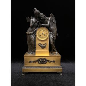 Une grande pendule Empire en bronze avec Psyché et Amour 