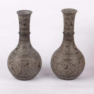 Une Paire De Vases Perses En Pierre Sculptées