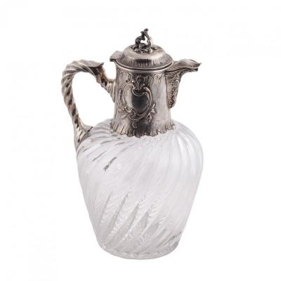 Une Carafe En Argent Massif Et En Verre