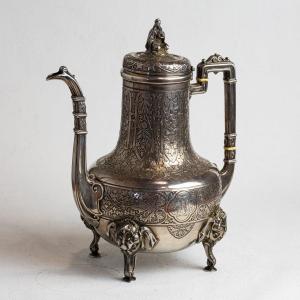 Théière En Argent Décorée Dans Un Style Indien