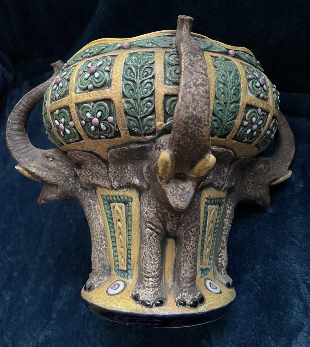 Amphora   Vase Aux Elephants