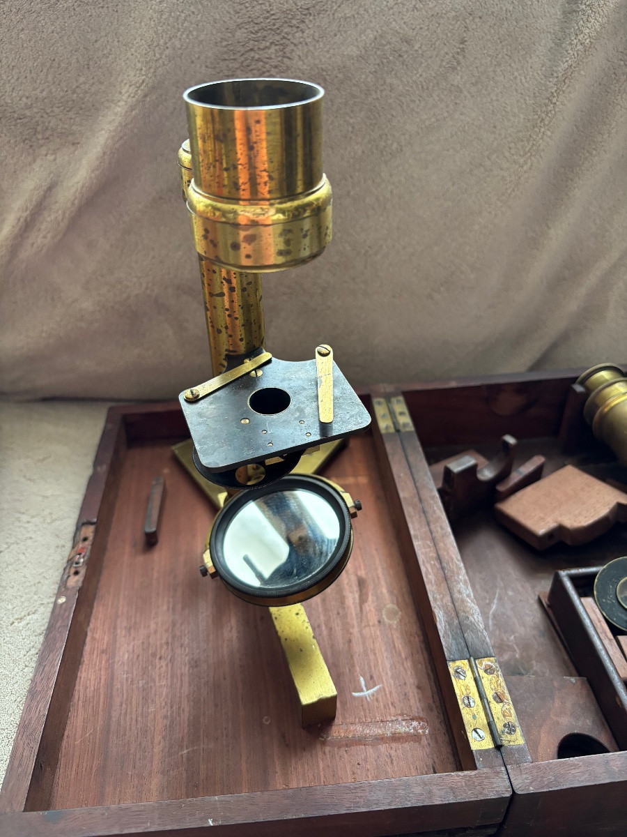 Microscope ancien. Dans sa boite-photo-3
