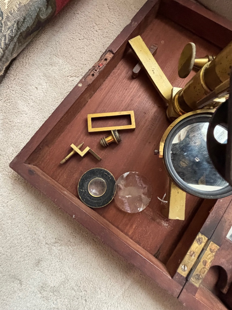 Microscope ancien. Dans sa boite-photo-4