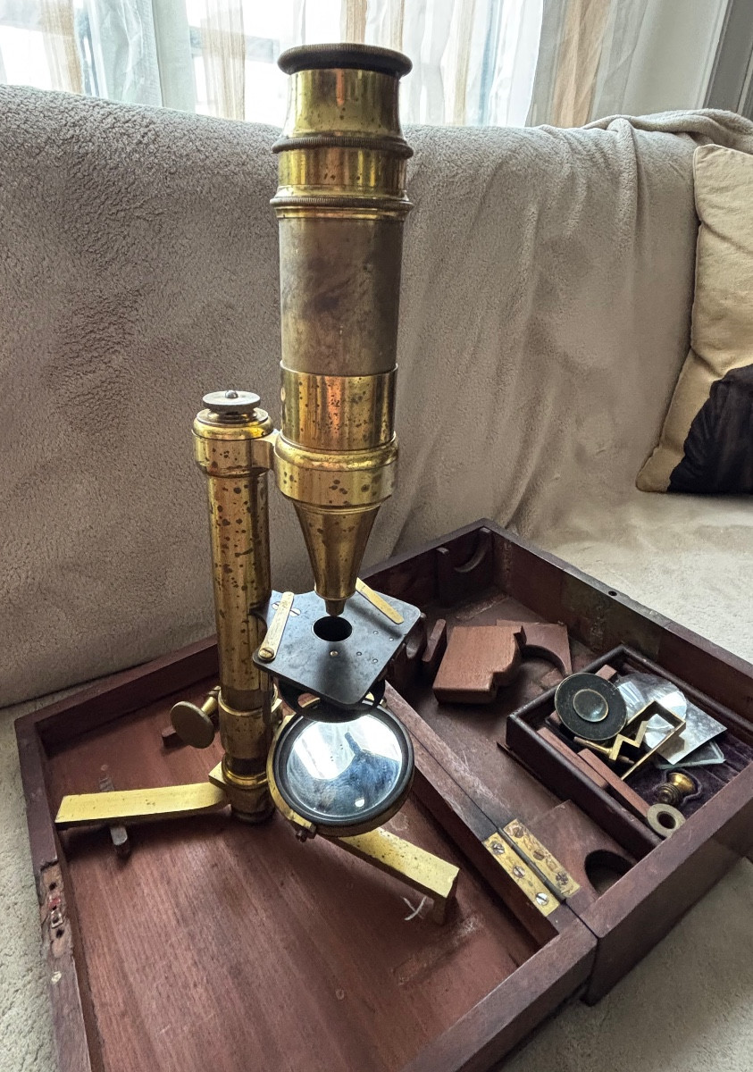 Microscope ancien. Dans sa boite