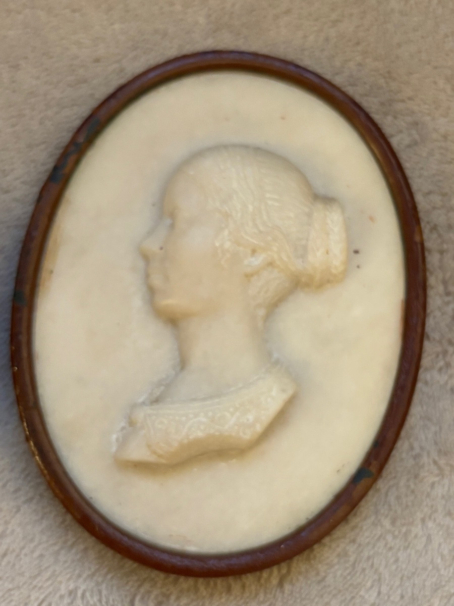 Trois médailles en marbre. Portrait de famille. LAISSE-photo-2