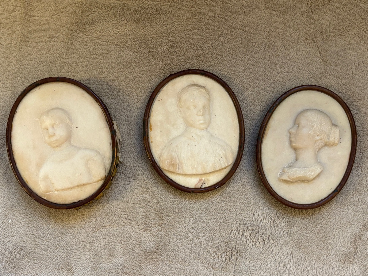 Trois médailles en marbre. Portrait de famille. LAISSE