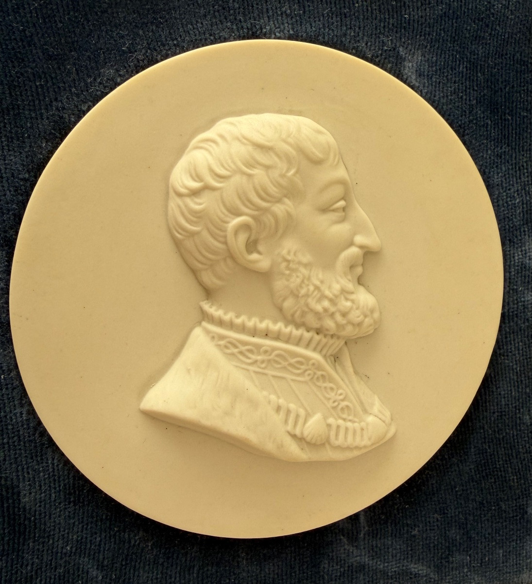 Médaillon en Sèvres -photo-2