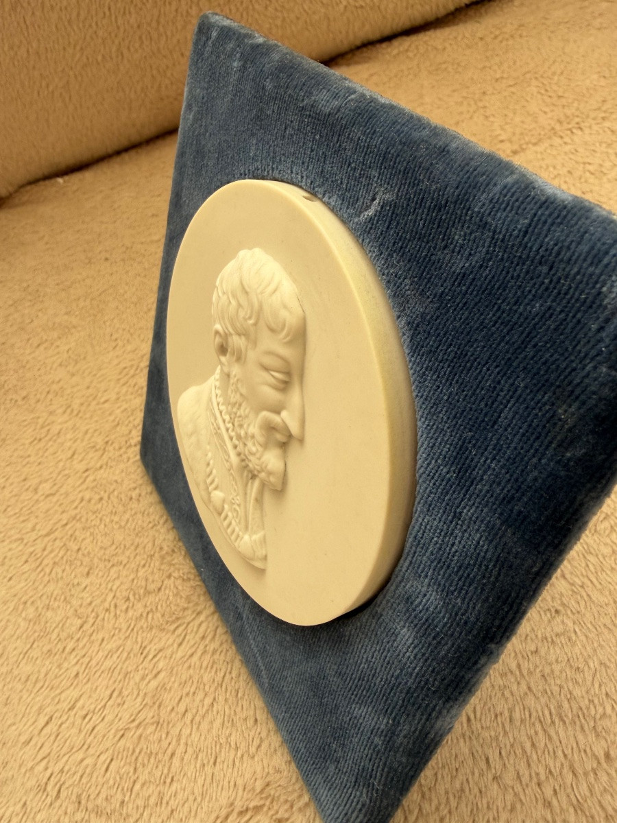 Médaillon en Sèvres -photo-3