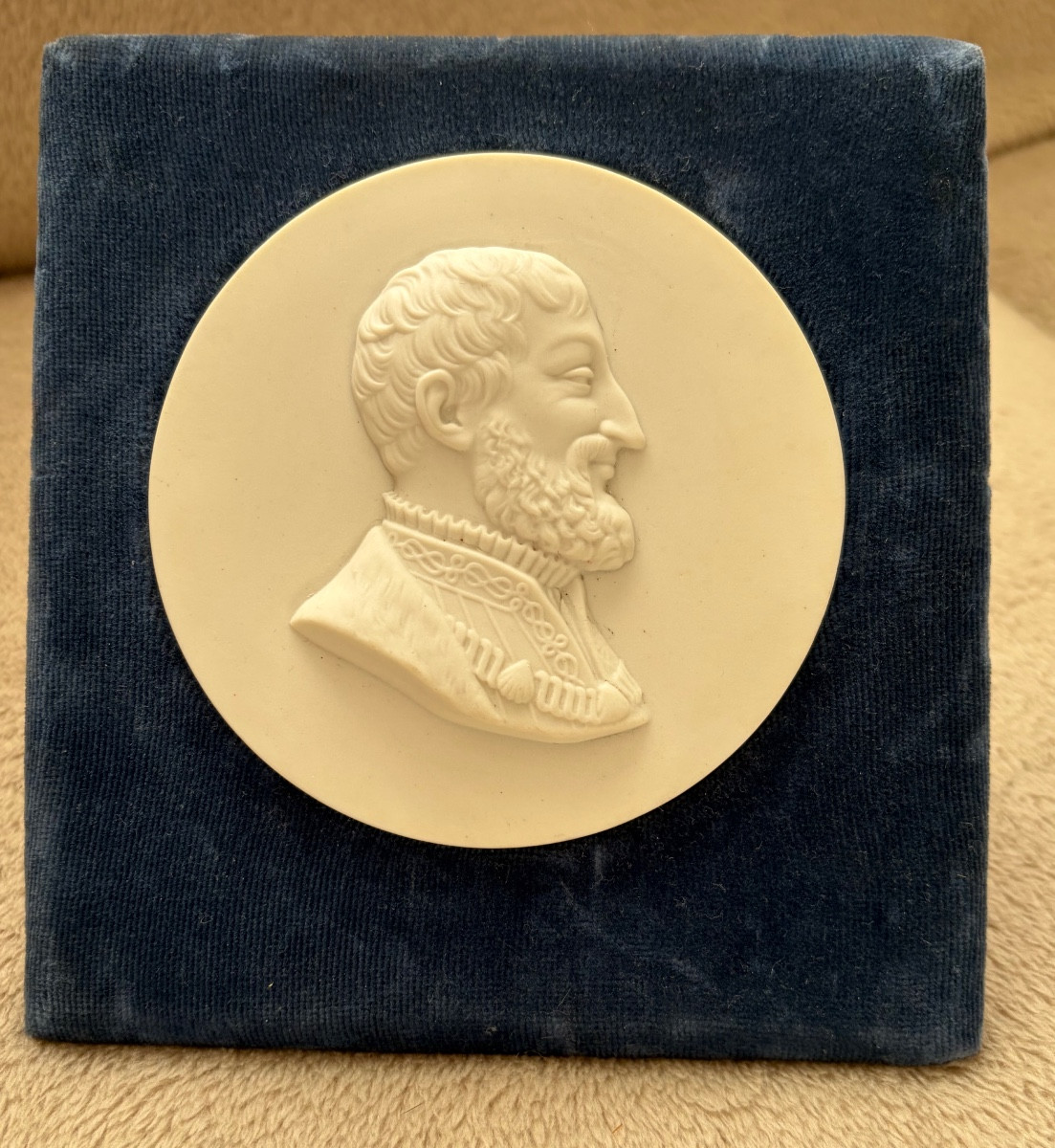 Médaillon en Sèvres 