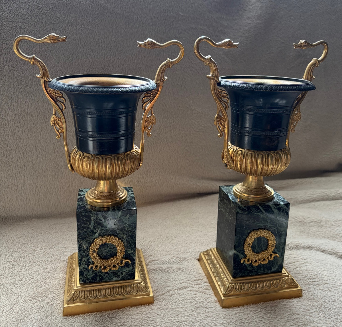 PAIRE D' URNES CASSOLETTES DIRECTOIRE BRONZE DORÉ ET MARBRE