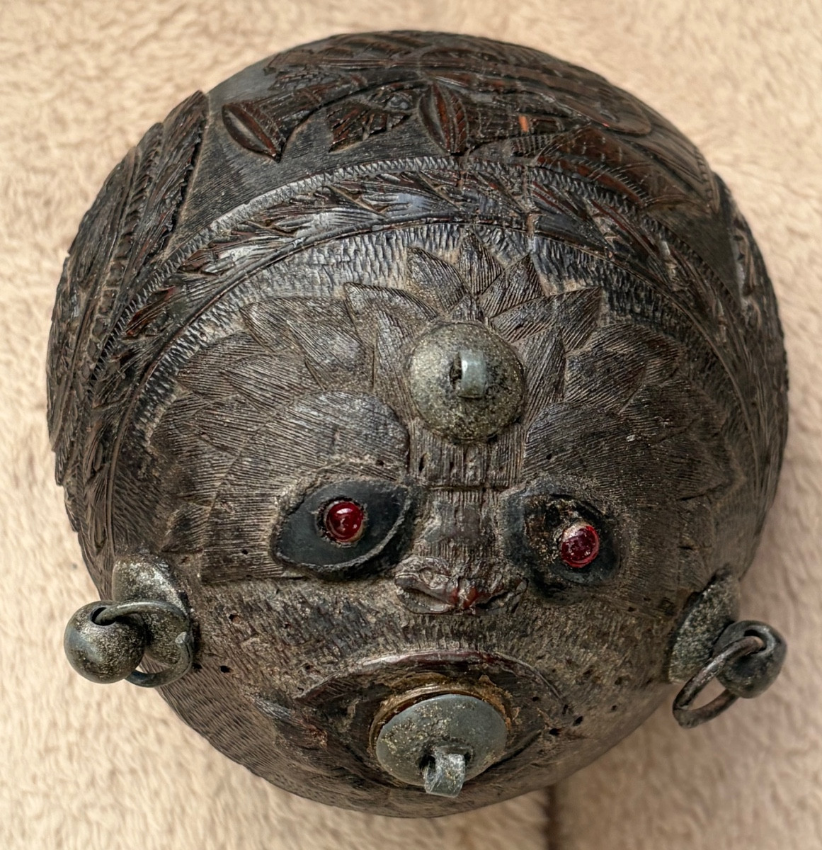 NOIX DE COCO GRAVÉE ET SCULPTÉE DE SCÈNES ANTIQUES, PREMIÈRE PARTIE DU 19° SIÈCLE