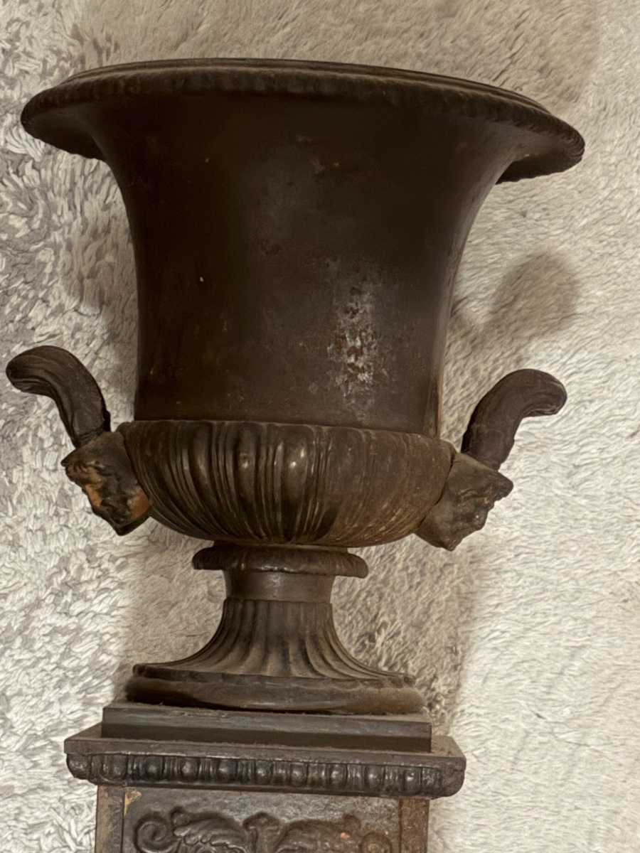 Pair Of Cast-iron Médicis Vases With Mignon Motifs: Music, Painting, And Mascaron-photo-3