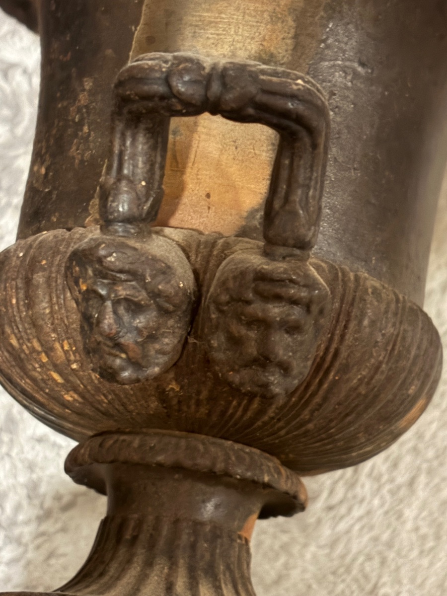 Pair Of Cast-iron Médicis Vases With Mignon Motifs: Music, Painting, And Mascaron-photo-1